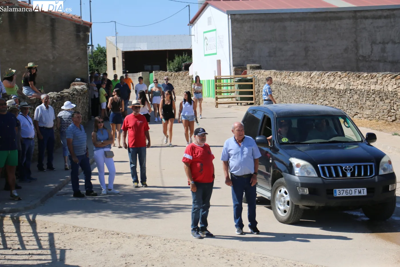 Multitudinario primer encierro de las fiestas de Lumbrales / CORRAL
