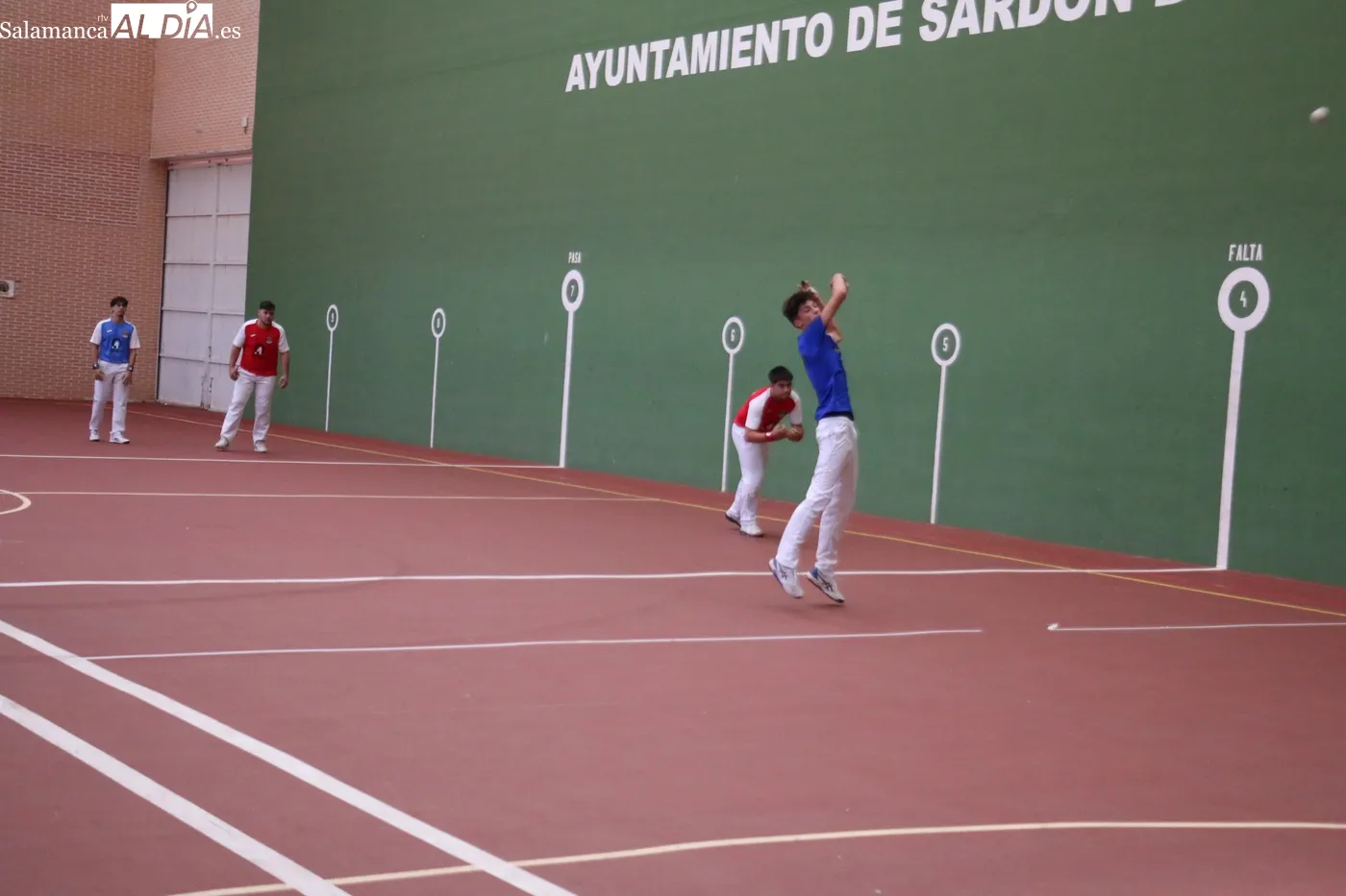 Gran tarde de pelota a mano en Sardón de los Frailes para despedir las fiestas / CORRAL