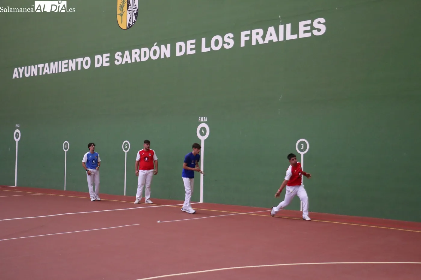 Gran tarde de pelota a mano en Sardón de los Frailes para despedir las fiestas / CORRAL