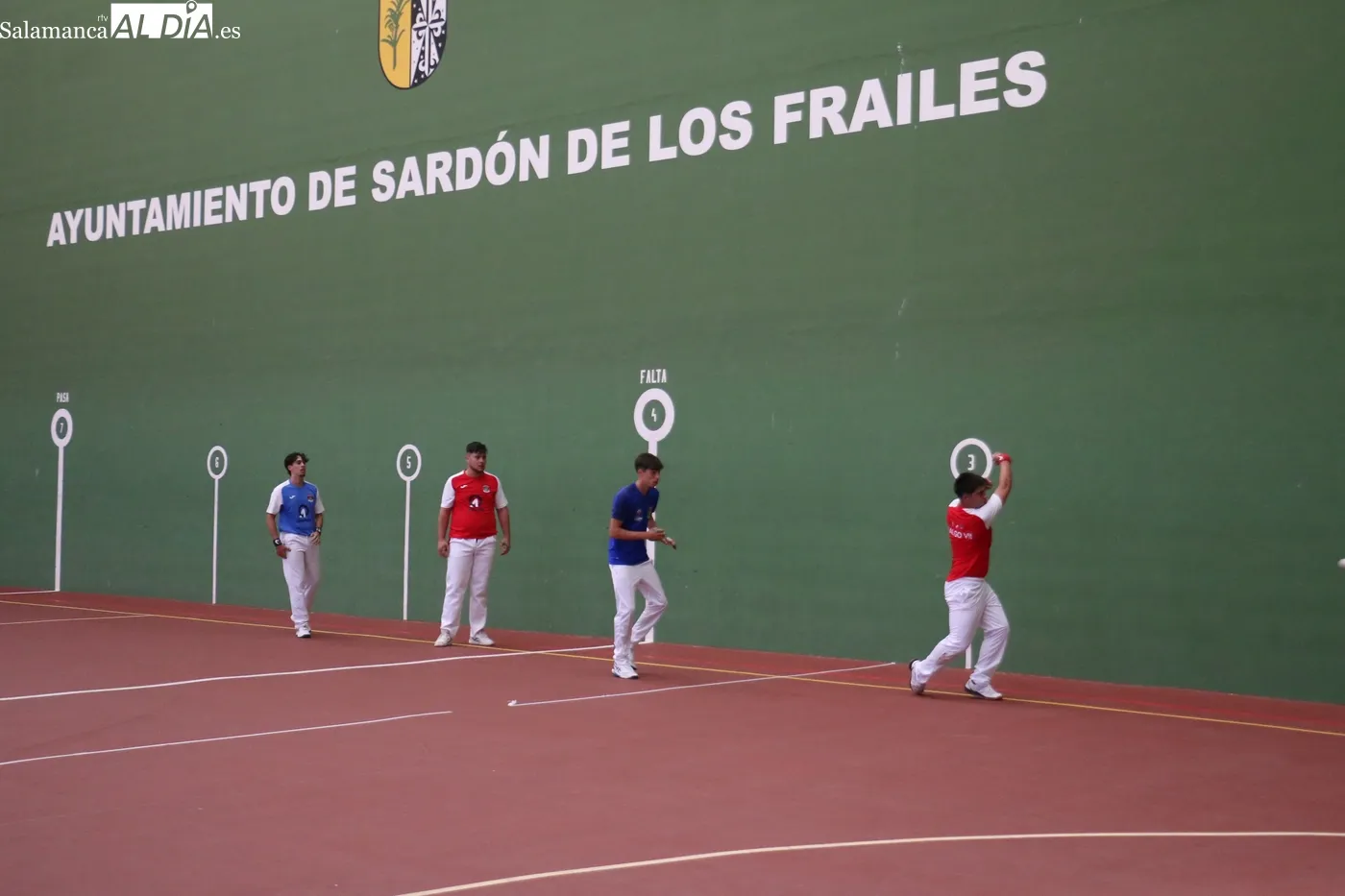 Gran tarde de pelota a mano en Sardón de los Frailes para despedir las fiestas / CORRAL