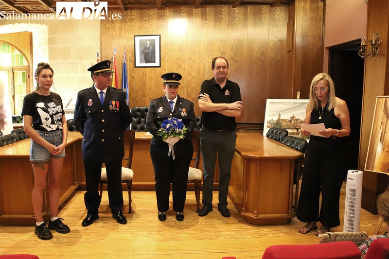 Mayte y Juan, los voluntarios de Protección Civil que sellan su amor con uniforme de gala | Imagen 1