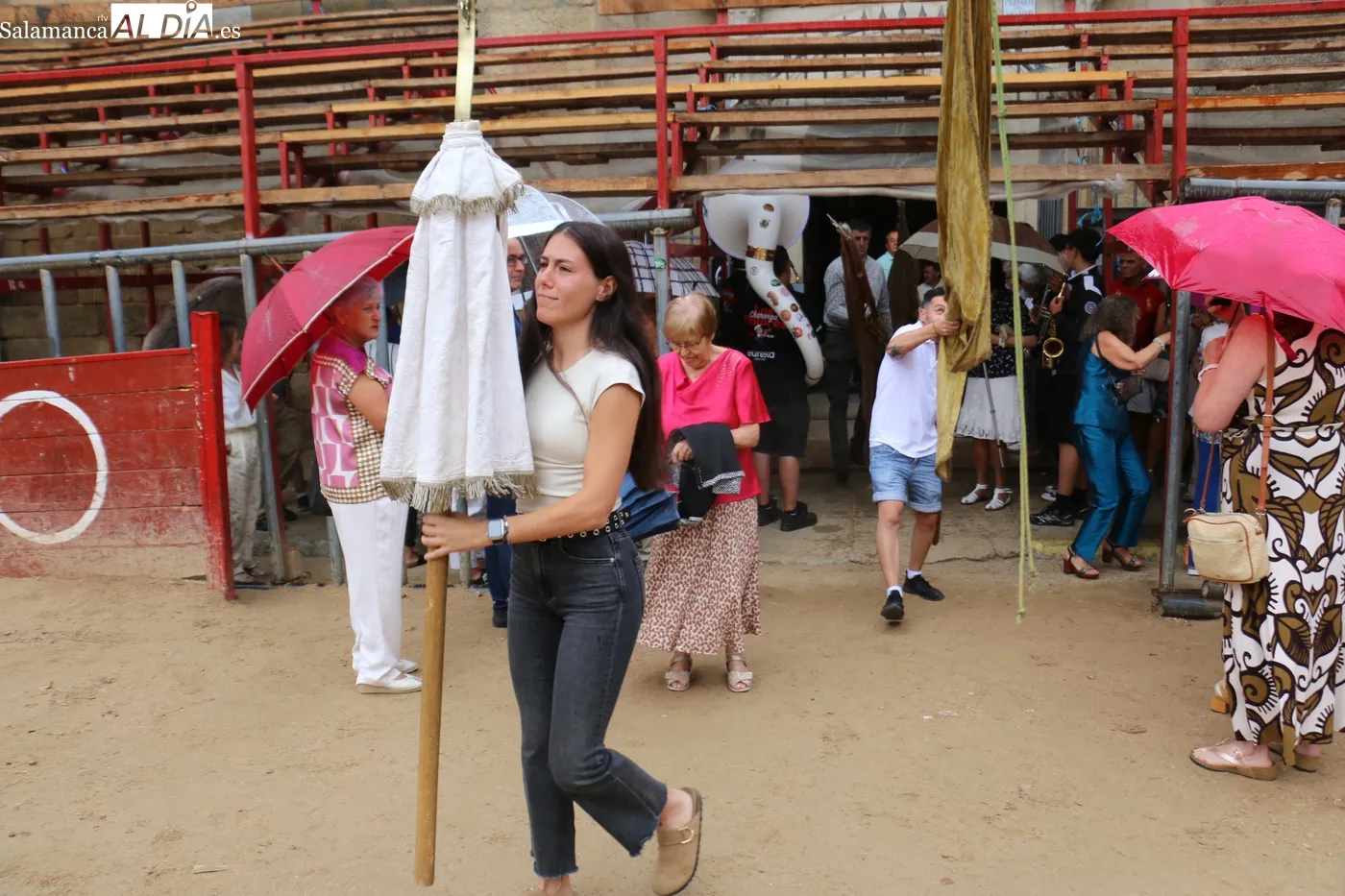 Procesión de San Bartolomé y convite en Aldeadávila de la Ribera / CORRAL