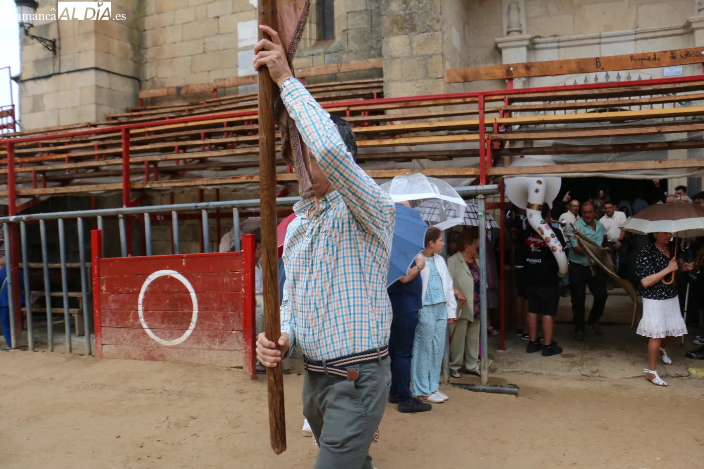 Procesión de San Bartolomé y convite en Aldeadávila de la Ribera / CORRAL