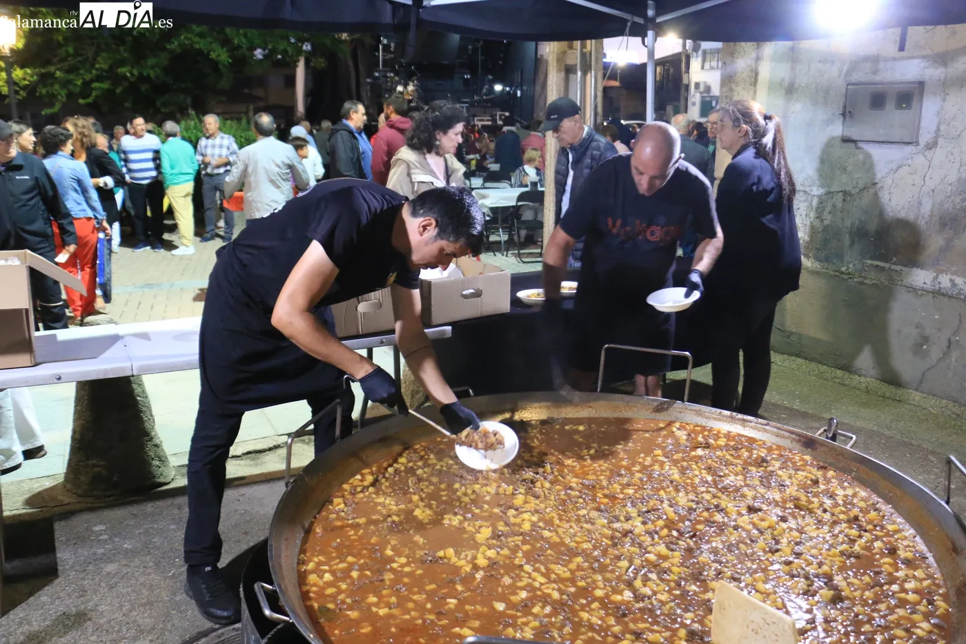 Cena de hermandad en Encinasola de los Comendadores / CORRAL 