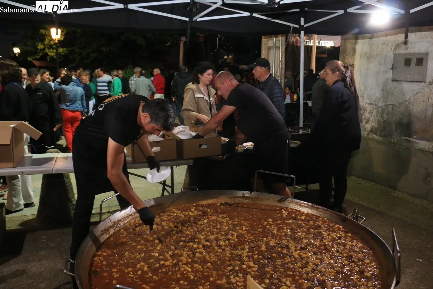 Cena de hermandad en Encinasola de los Comendadores / CORRAL 