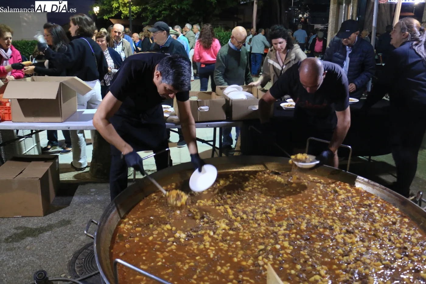 Cena de hermandad en Encinasola de los Comendadores / CORRAL 