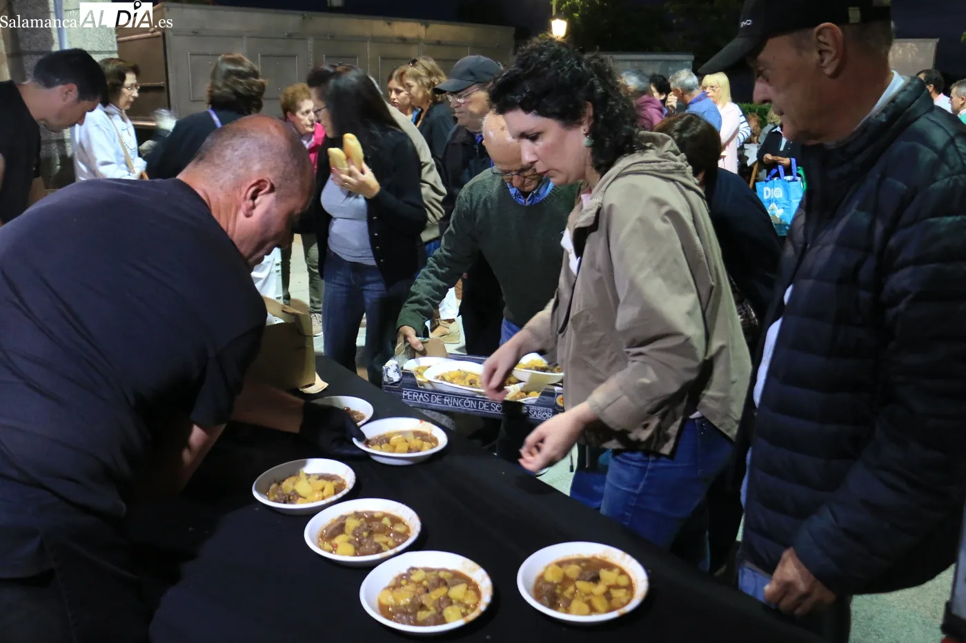 Cena de hermandad en Encinasola de los Comendadores / CORRAL 