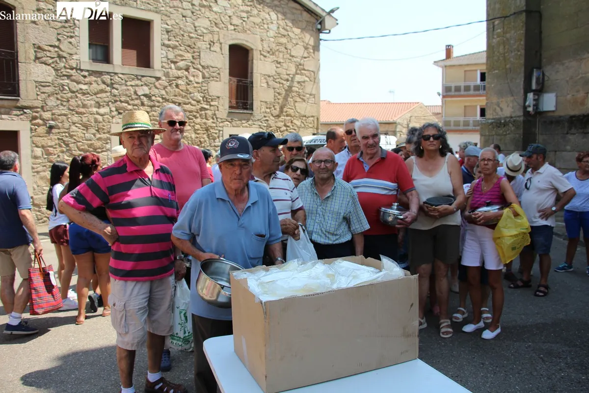 Reparto de 900 raciones de arroz a la zamorana en MAsueco / CORRAL