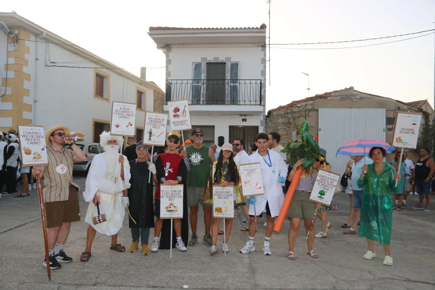 Fiesta de disfraces de las fiestas de Almendra / ARIAS