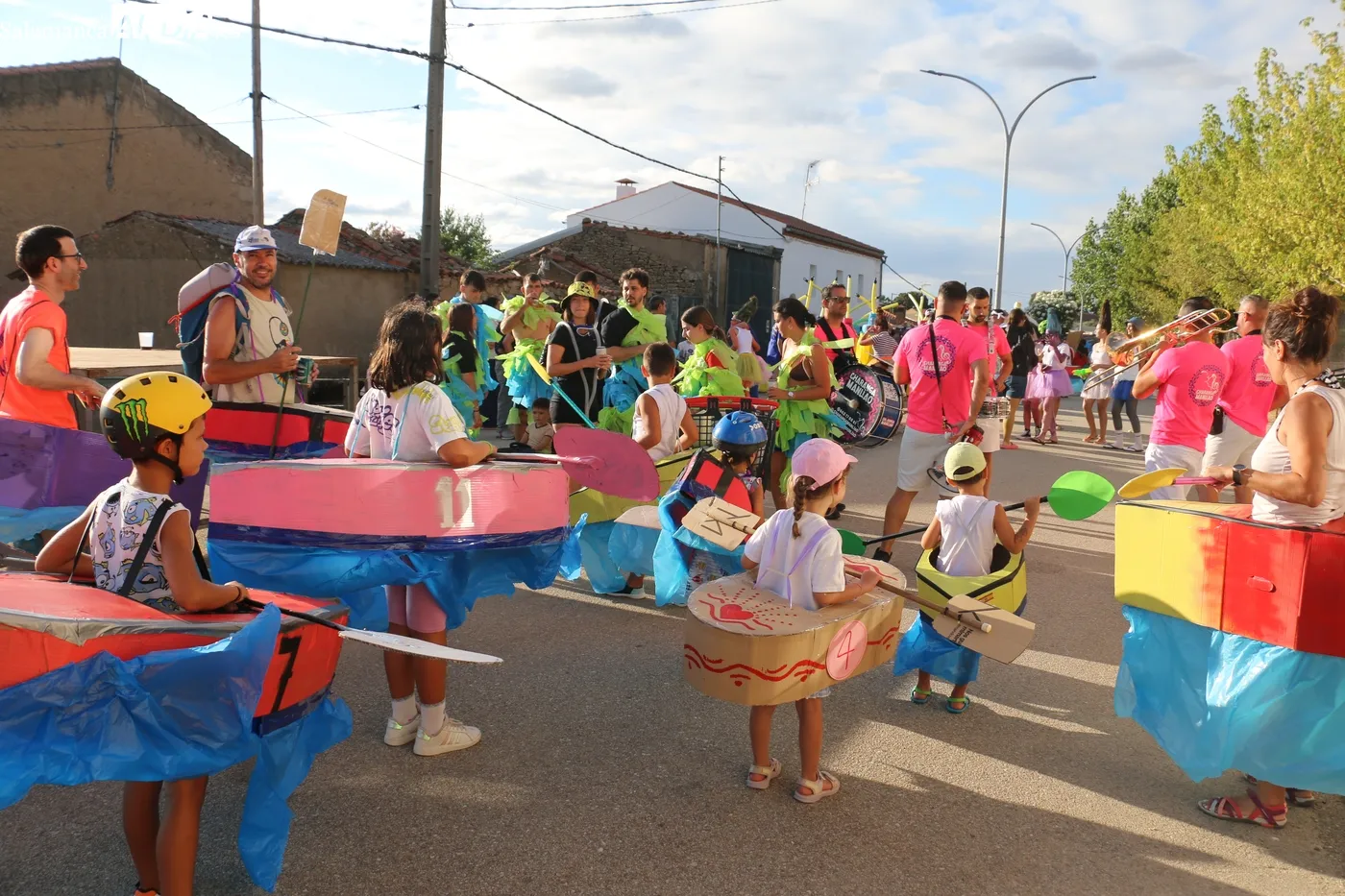 Divertido desfile de carrozas y peñas en Cerralbo este lunes / REP. GRÁFICO: M.C. Y LORENA ARIAS 