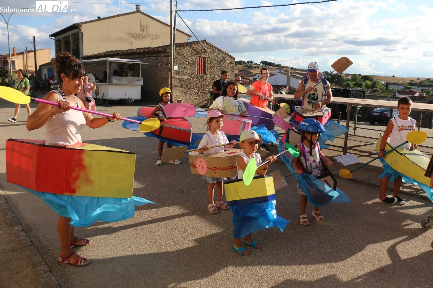 Divertido desfile de carrozas y peñas en Cerralbo este lunes / REP. GRÁFICO: M.C. Y LORENA ARIAS 