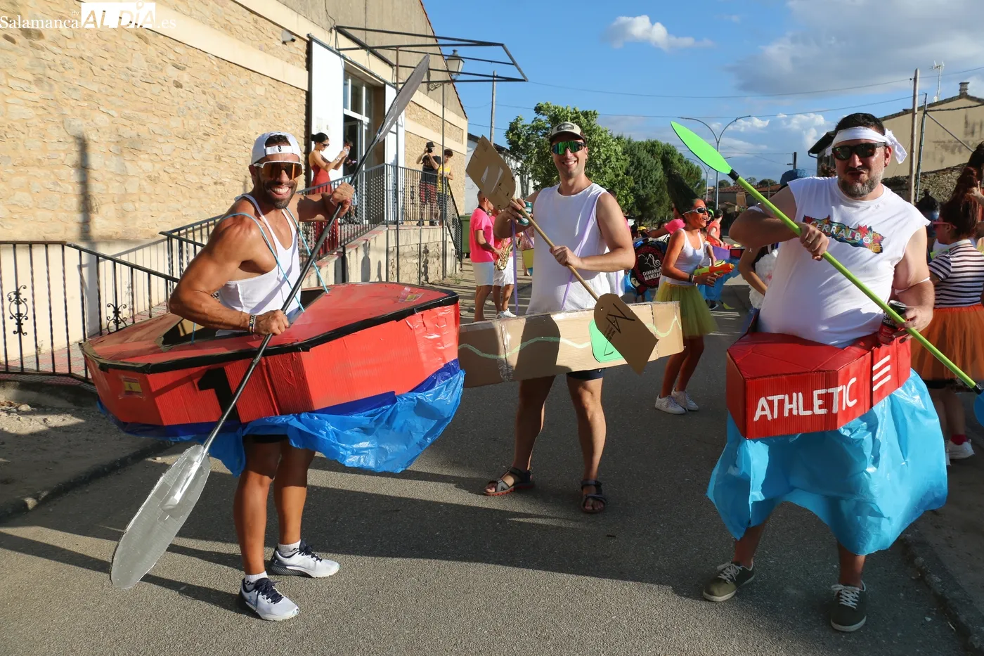 Divertido desfile de carrozas y peñas en Cerralbo este lunes / REP. GRÁFICO: M.C. Y LORENA ARIAS 