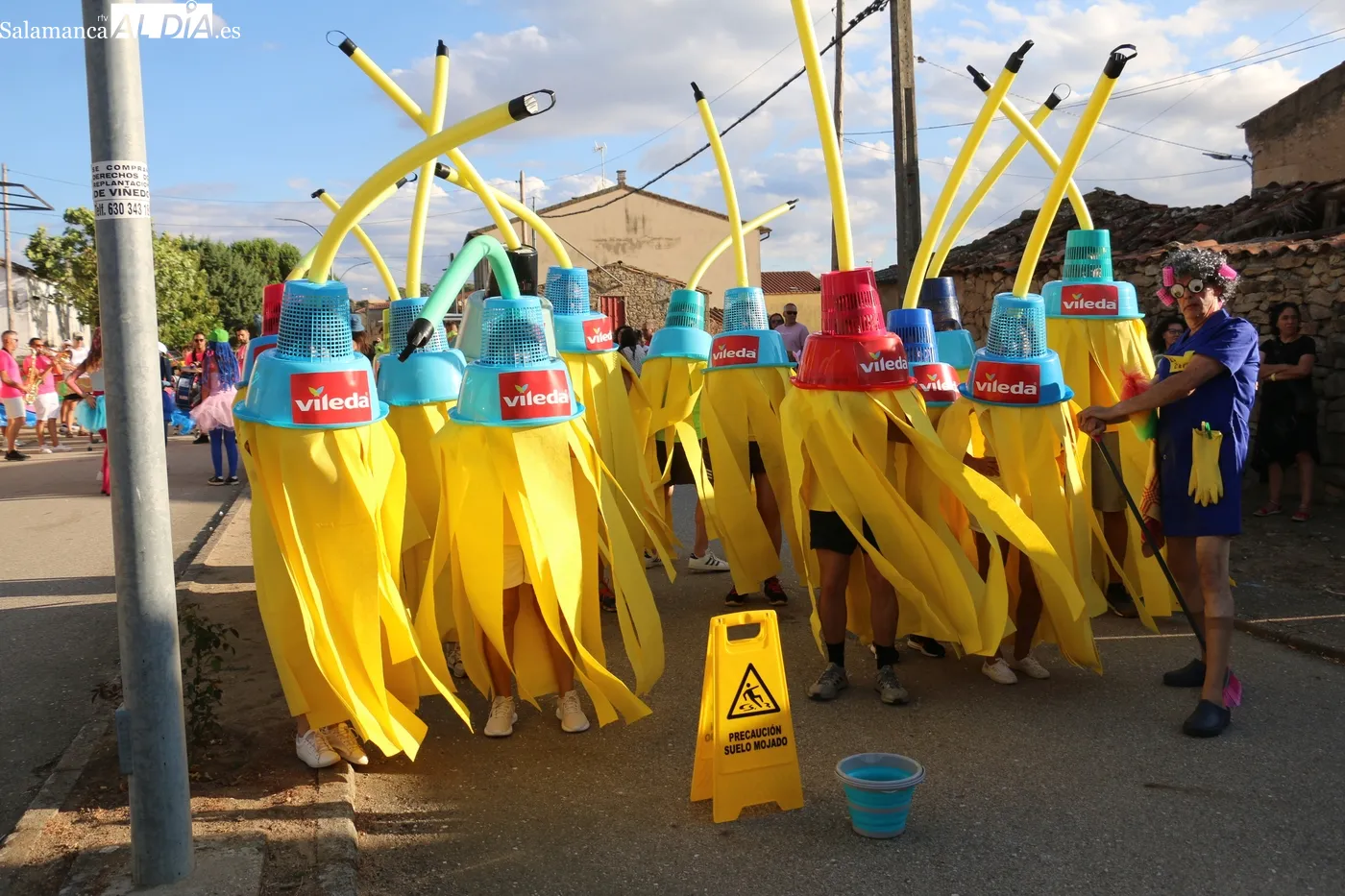 Divertido desfile de carrozas y peñas en Cerralbo este lunes / REP. GRÁFICO: M.C. Y LORENA ARIAS 