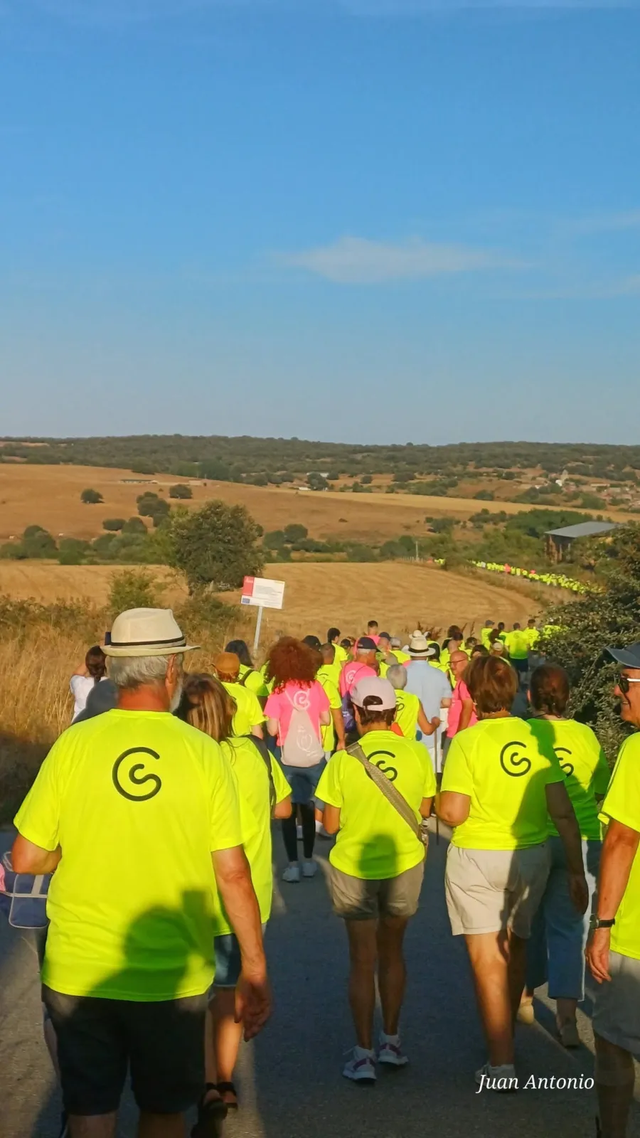 Foto 2 - La Raya se vuelca contra el c&aacute;ncer: 1.100 personas disfrutaron de la marcha de Aldea del Obispo 