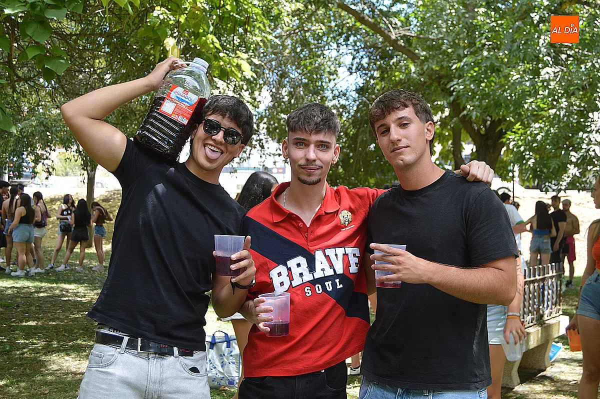 Jóvenes mirobrigenses y visitantes celebrando el X Martes Chico  