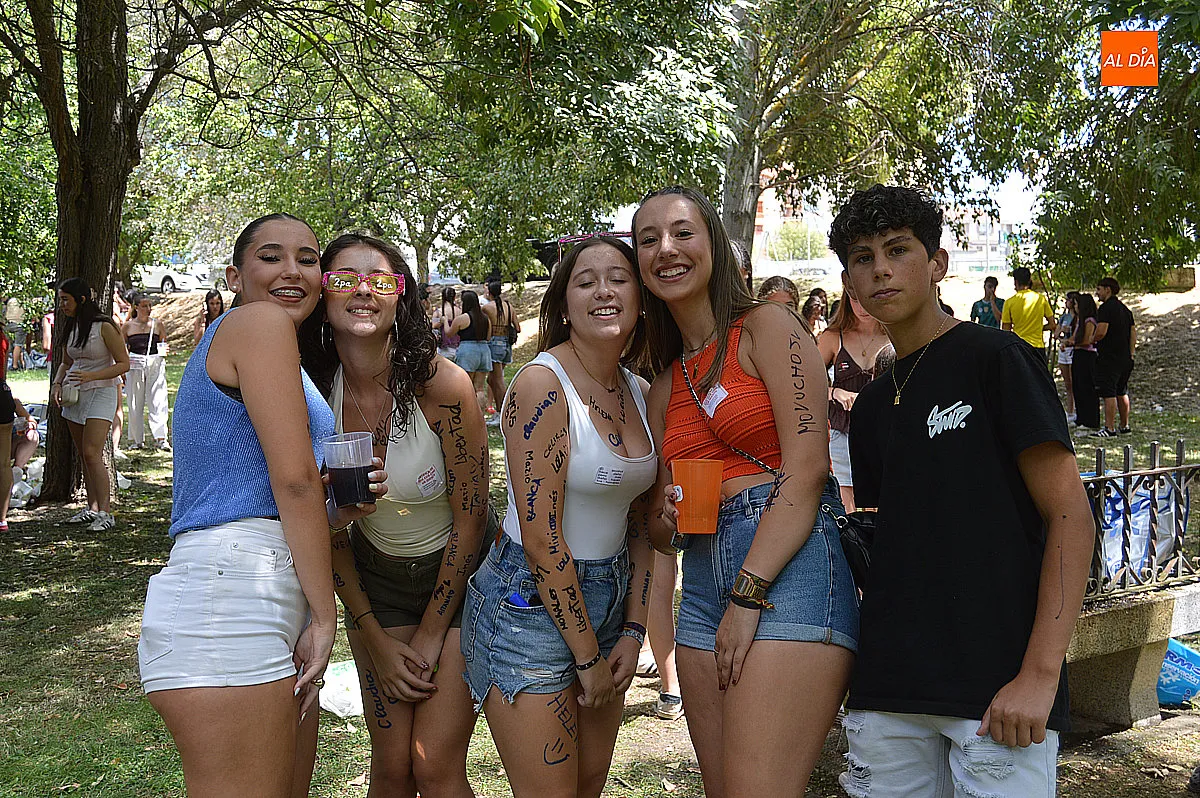 Jóvenes mirobrigenses y visitantes celebrando el X Martes Chico  