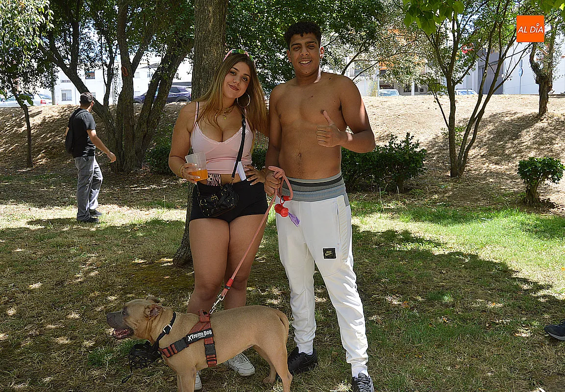 Jóvenes mirobrigenses y visitantes celebrando el X Martes Chico  