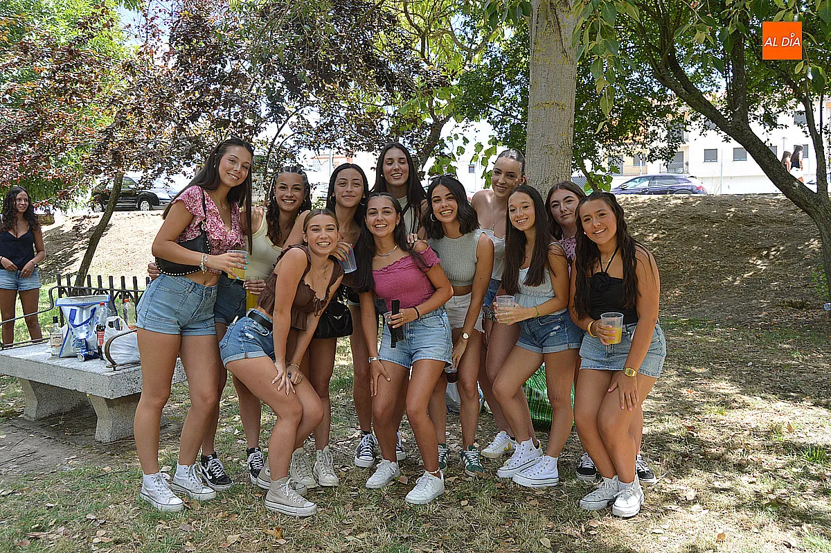 Jóvenes mirobrigenses y visitantes celebrando el X Martes Chico  