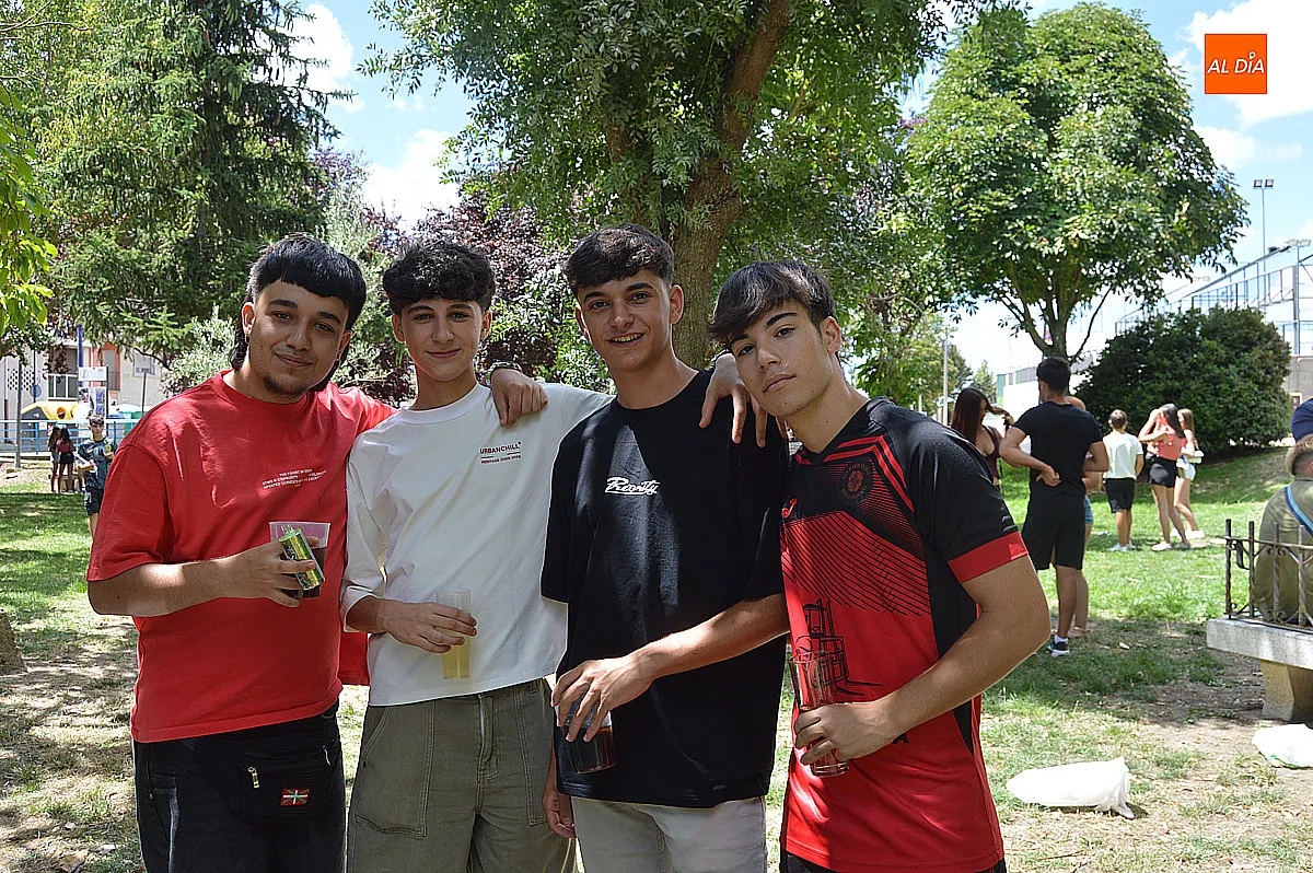 Jóvenes mirobrigenses y visitantes celebrando el X Martes Chico  