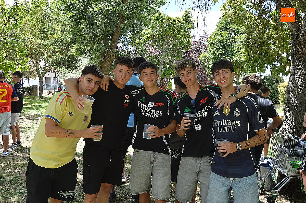 Jóvenes mirobrigenses y visitantes celebrando el X Martes Chico  