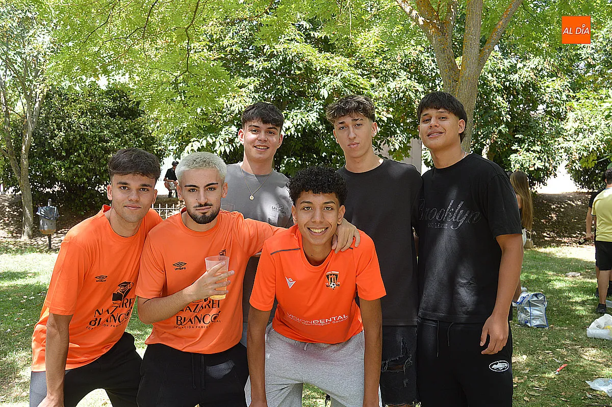 Jóvenes mirobrigenses y visitantes celebrando el X Martes Chico  