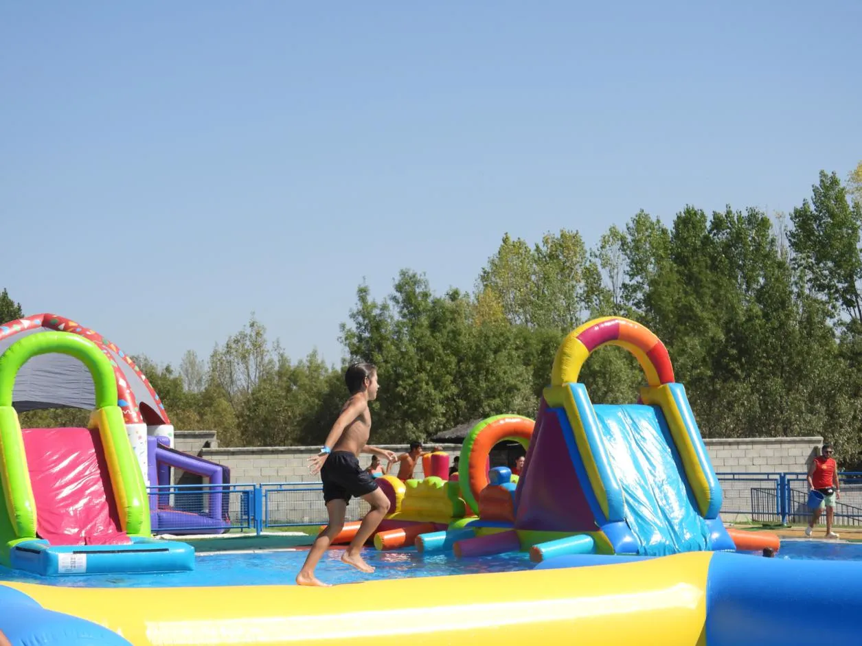 Foto 11 - Diversi&oacute;n y adrenalina acu&aacute;tica: las piscinas de Sancti Sp&iacute;ritus vibra con alrededor de 150 ni&ntilde;os en sus juegos acu&aacute;ticos 