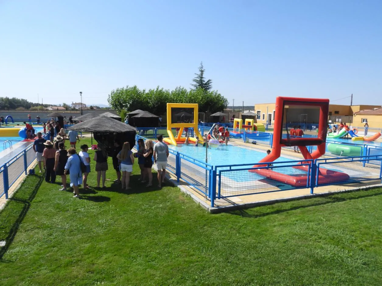 Foto 3 - Diversi&oacute;n y adrenalina acu&aacute;tica: las piscinas de Sancti Sp&iacute;ritus vibra con alrededor de 150 ni&ntilde;os en sus juegos acu&aacute;ticos 