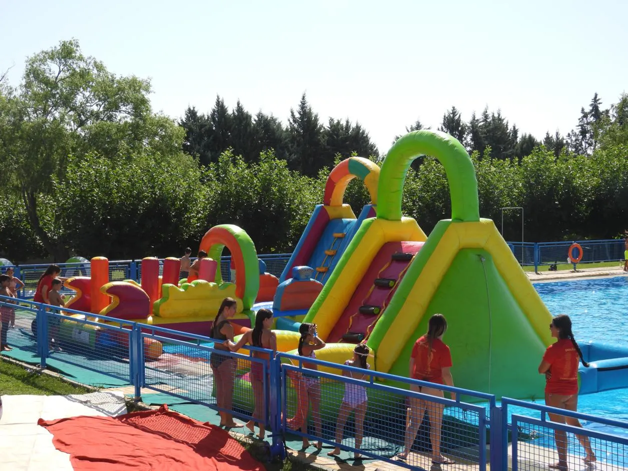 Foto 2 - Diversi&oacute;n y adrenalina acu&aacute;tica: las piscinas de Sancti Sp&iacute;ritus vibra con alrededor de 150 ni&ntilde;os en sus juegos acu&aacute;ticos 