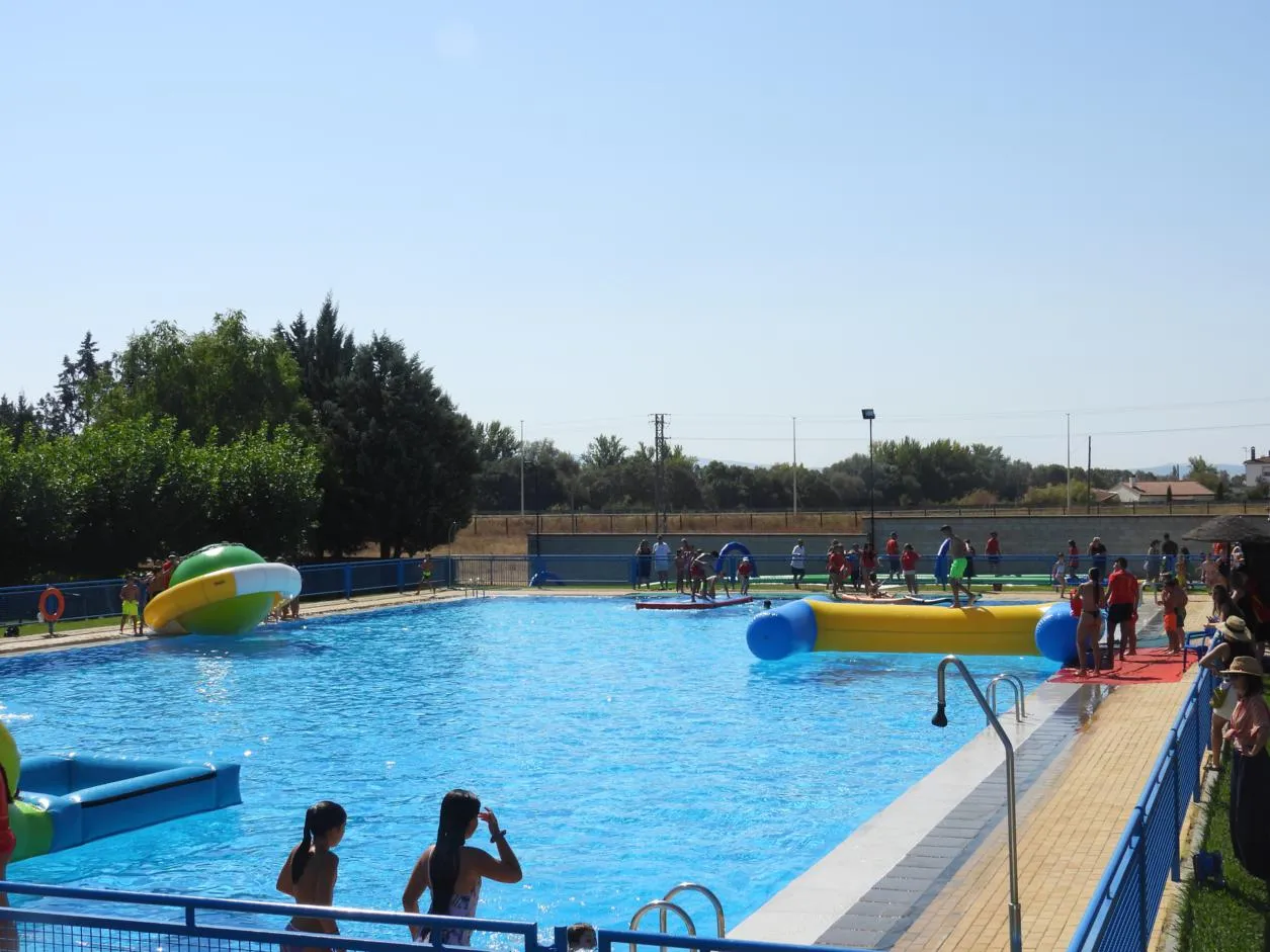 Foto 4 - Diversi&oacute;n y adrenalina acu&aacute;tica: las piscinas de Sancti Sp&iacute;ritus vibra con alrededor de 150 ni&ntilde;os en sus juegos acu&aacute;ticos 
