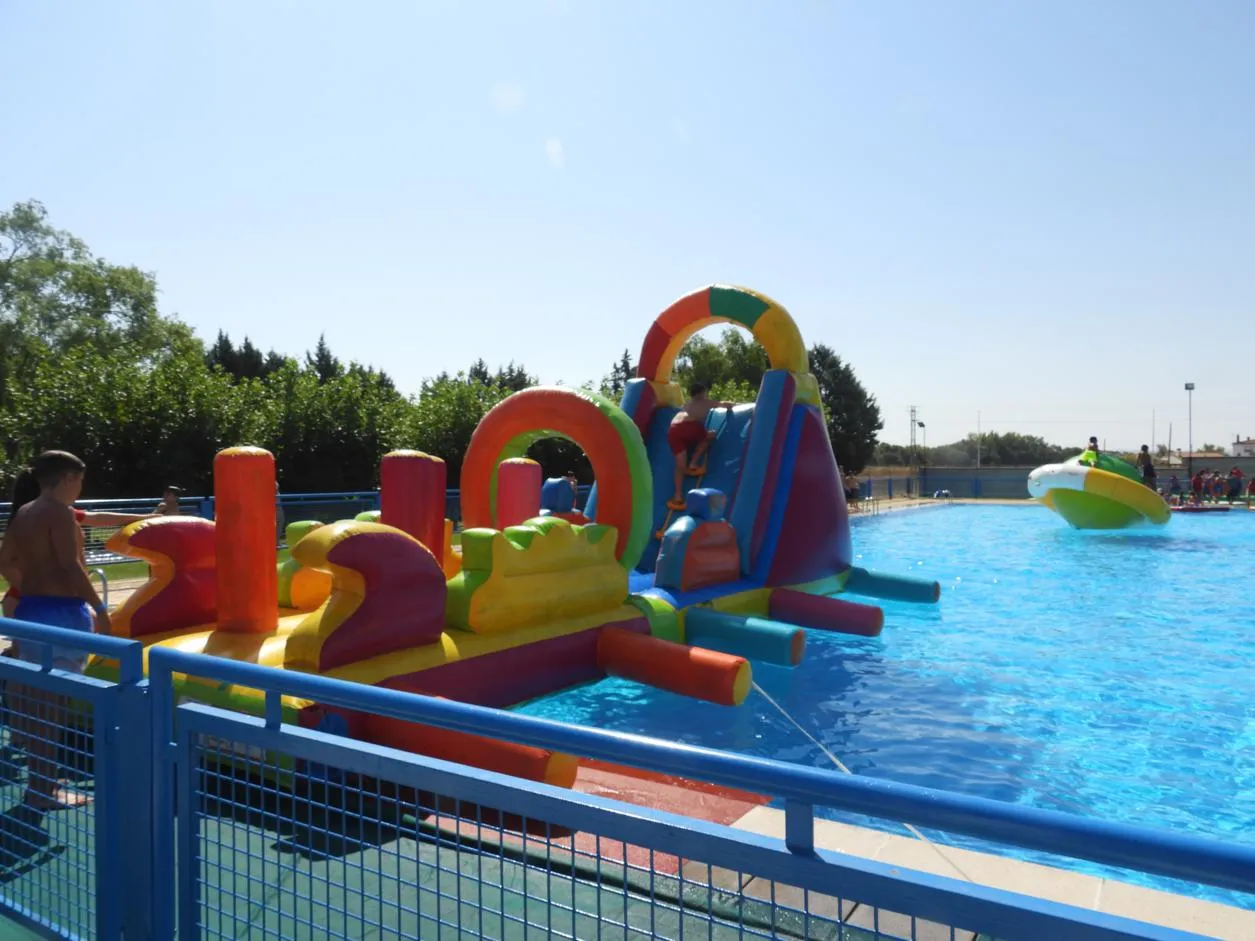 Foto 5 - Diversi&oacute;n y adrenalina acu&aacute;tica: las piscinas de Sancti Sp&iacute;ritus vibra con alrededor de 150 ni&ntilde;os en sus juegos acu&aacute;ticos 