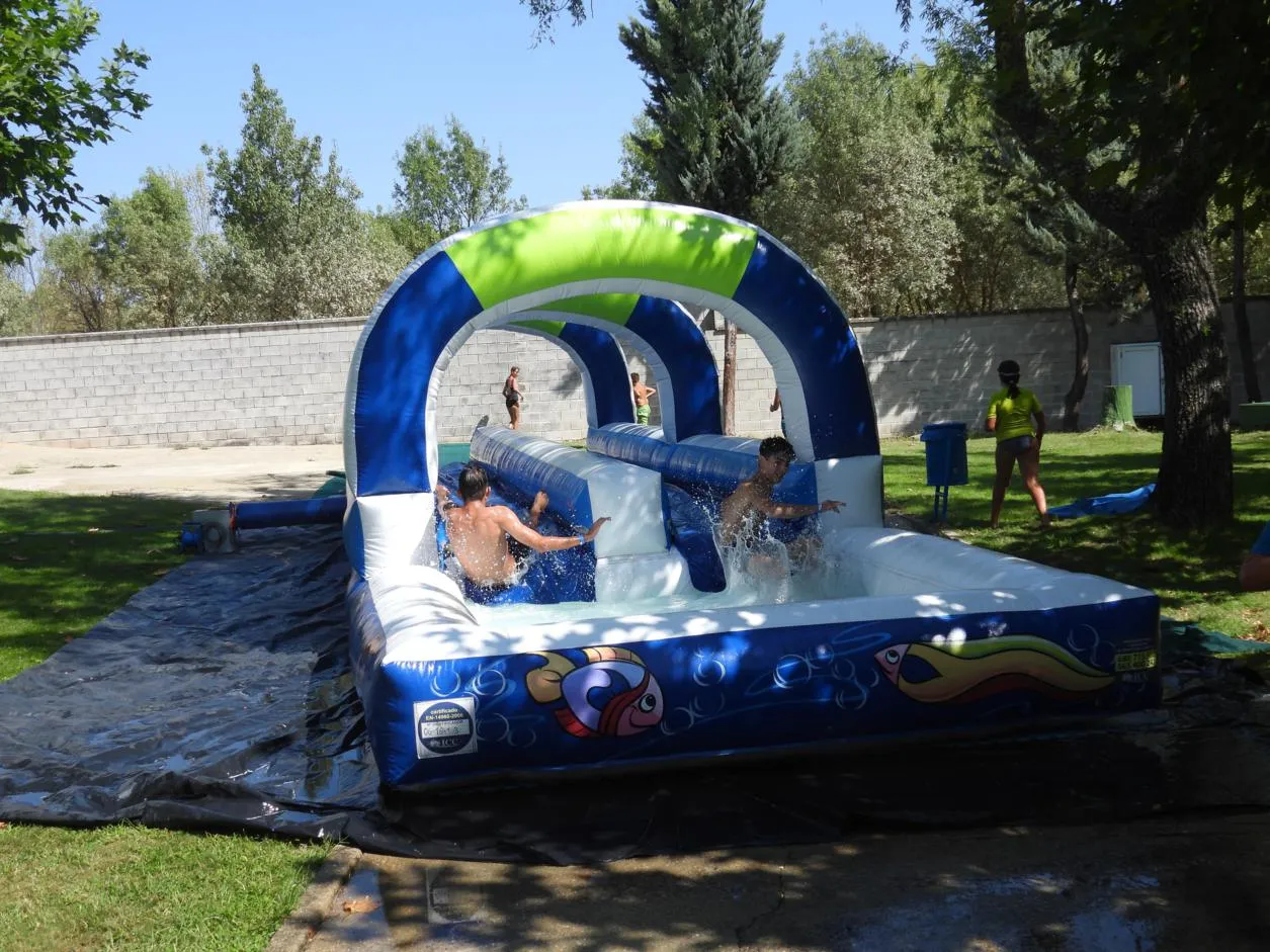 Foto 6 - Diversi&oacute;n y adrenalina acu&aacute;tica: las piscinas de Sancti Sp&iacute;ritus vibra con alrededor de 150 ni&ntilde;os en sus juegos acu&aacute;ticos 