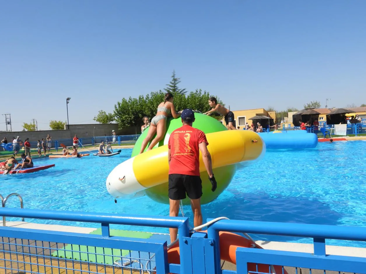 Foto 7 - Diversi&oacute;n y adrenalina acu&aacute;tica: las piscinas de Sancti Sp&iacute;ritus vibra con alrededor de 150 ni&ntilde;os en sus juegos acu&aacute;ticos 