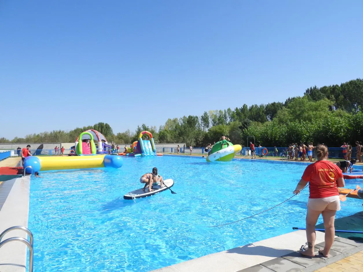 Foto 8 - Diversi&oacute;n y adrenalina acu&aacute;tica: las piscinas de Sancti Sp&iacute;ritus vibra con alrededor de 150 ni&ntilde;os en sus juegos acu&aacute;ticos 