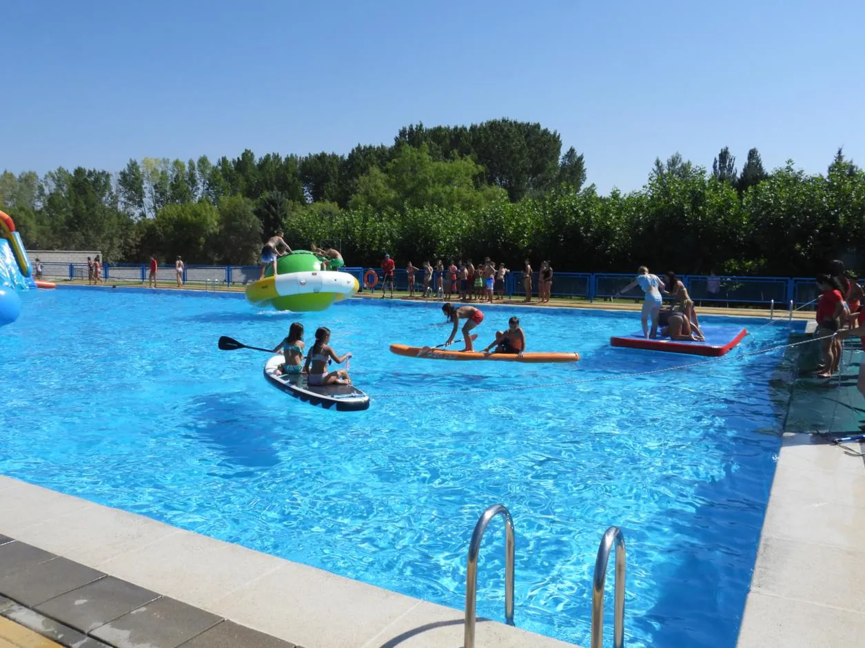 Foto 9 - Diversi&oacute;n y adrenalina acu&aacute;tica: las piscinas de Sancti Sp&iacute;ritus vibra con alrededor de 150 ni&ntilde;os en sus juegos acu&aacute;ticos 