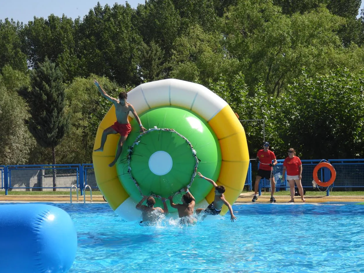 Foto 10 - Diversi&oacute;n y adrenalina acu&aacute;tica: las piscinas de Sancti Sp&iacute;ritus vibra con alrededor de 150 ni&ntilde;os en sus juegos acu&aacute;ticos 