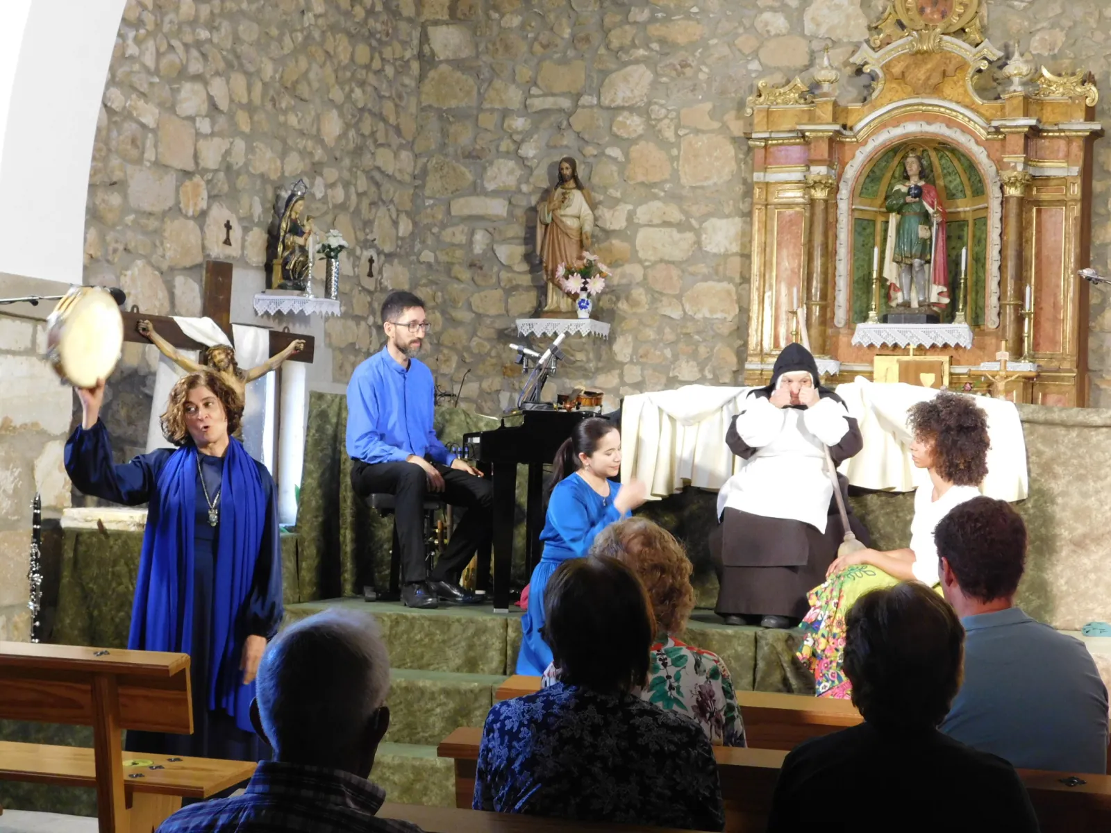 Foto 10 - FOTOS | El teatro de Denis Rafter detiene el tiempo en La Sagrada ante un p&uacute;blico entregado