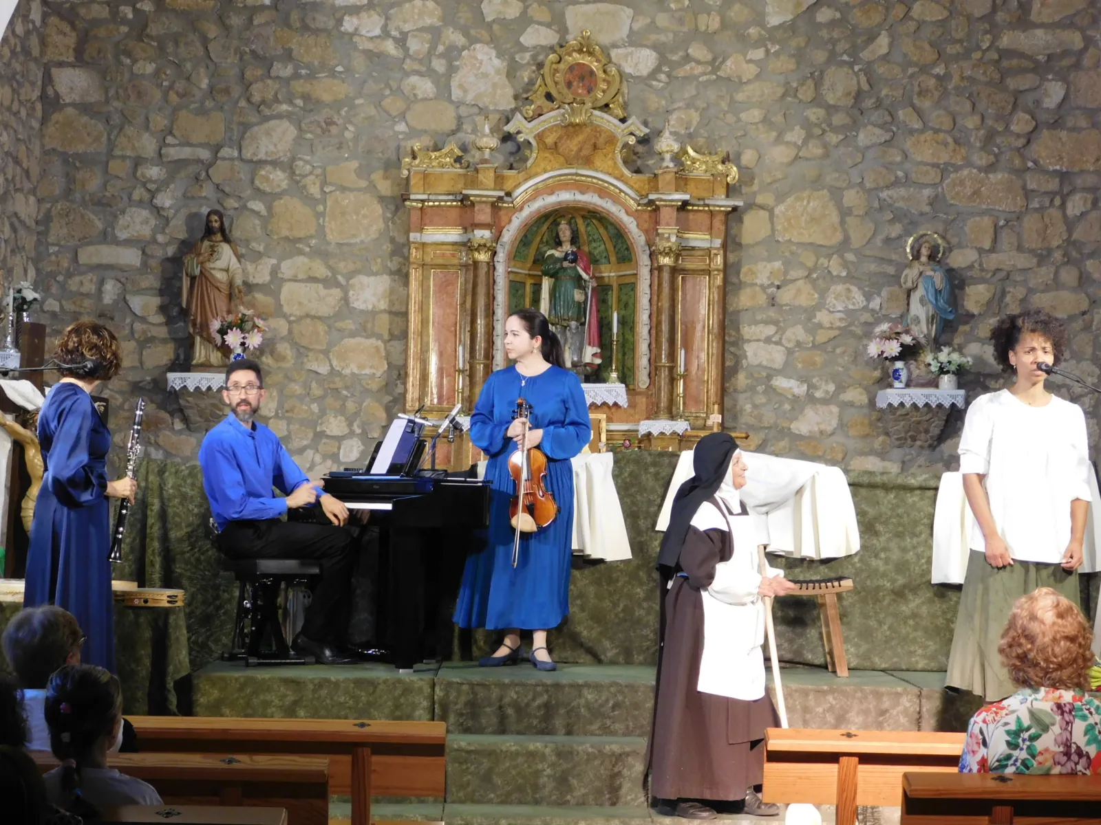Foto 2 - FOTOS | El teatro de Denis Rafter detiene el tiempo en La Sagrada ante un p&uacute;blico entregado