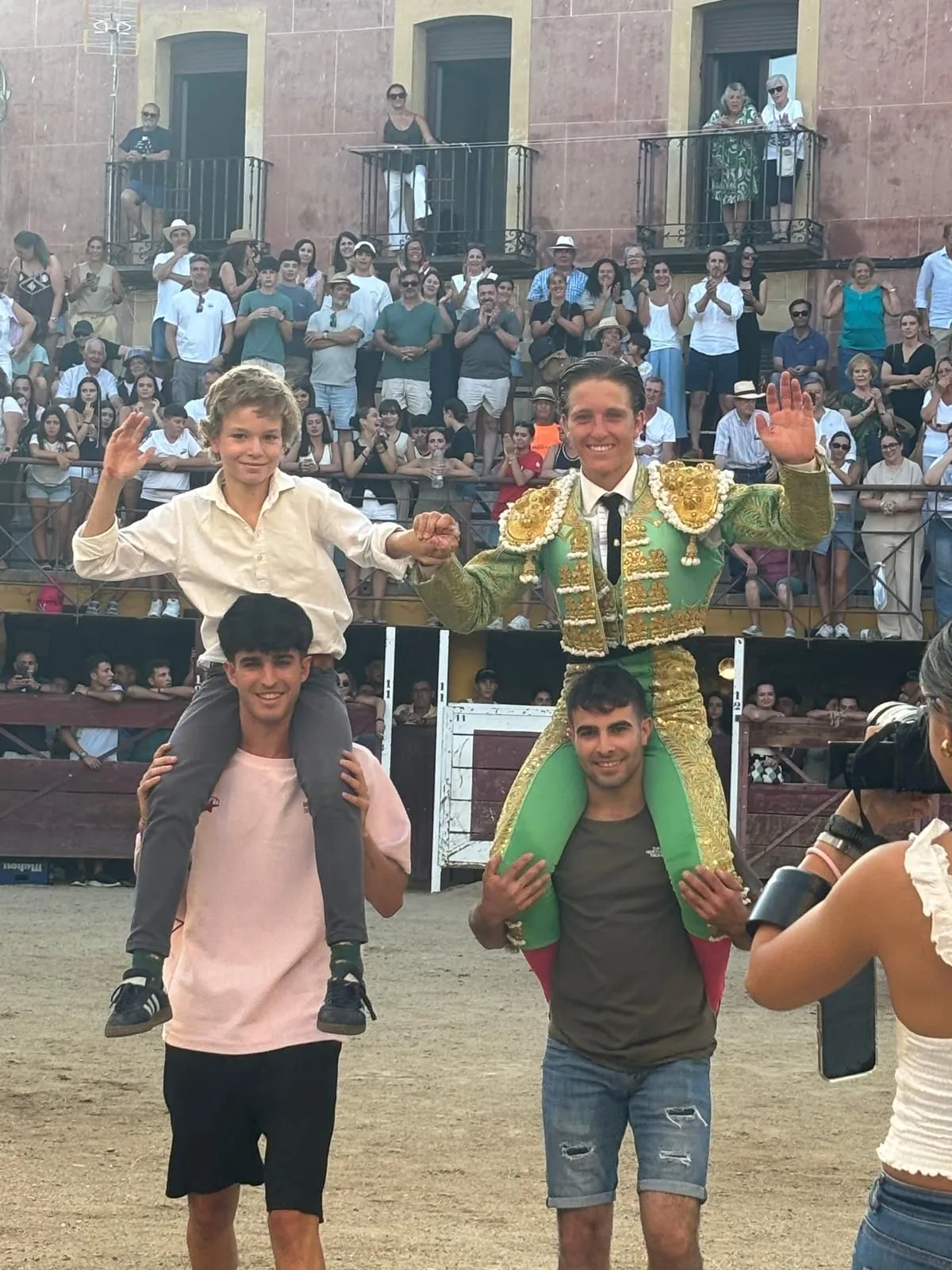 Foto 3 - Miguel Garc&iacute;a triunfa en su debut de luces con dos orejas
