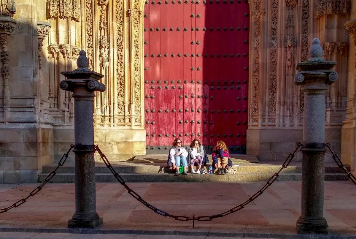 Una de las puertas de la Catedral de Salamanca