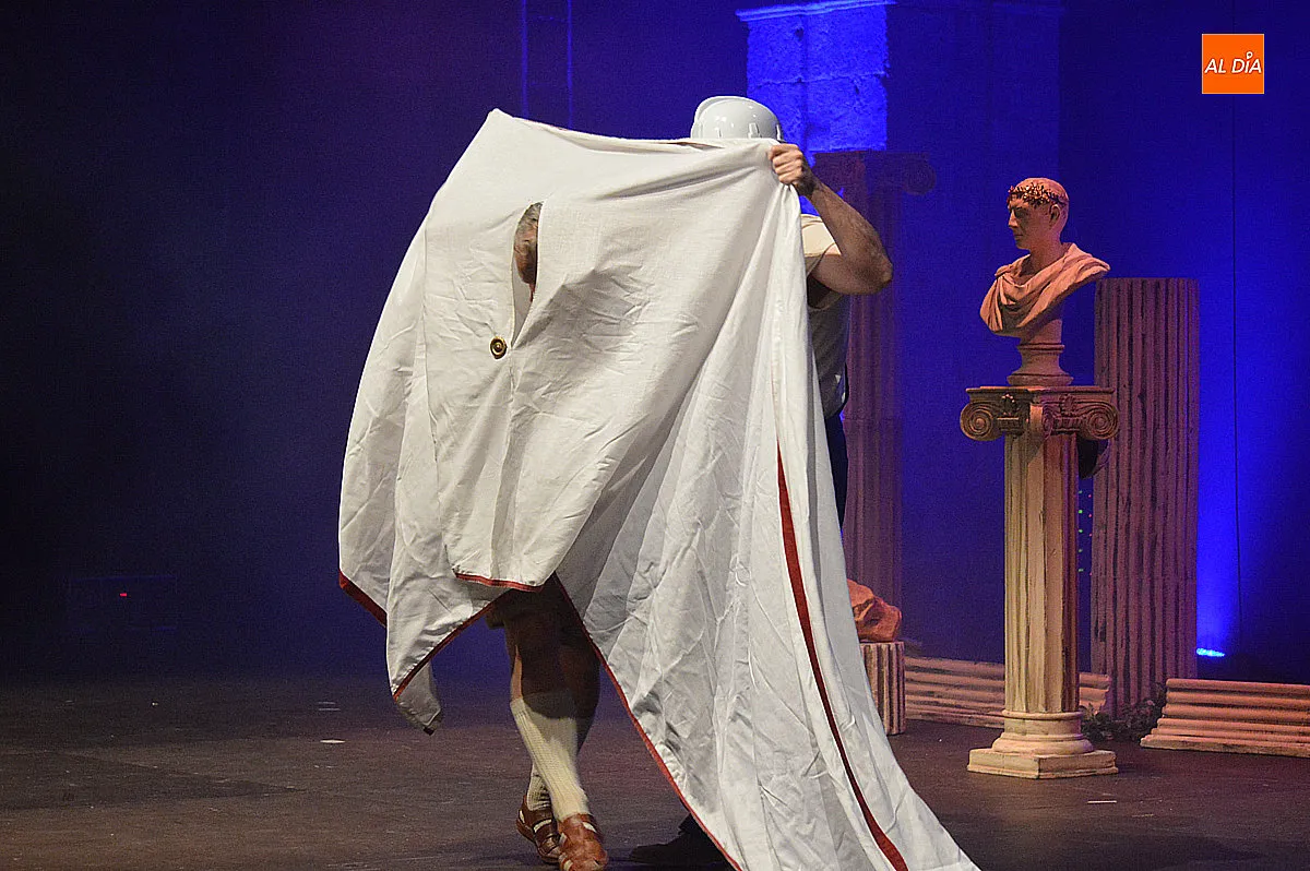 Foto 10 - &lsquo;Un tal C&eacute;sar&rsquo; cierra el jueves con un viaje entre la historia y el humor