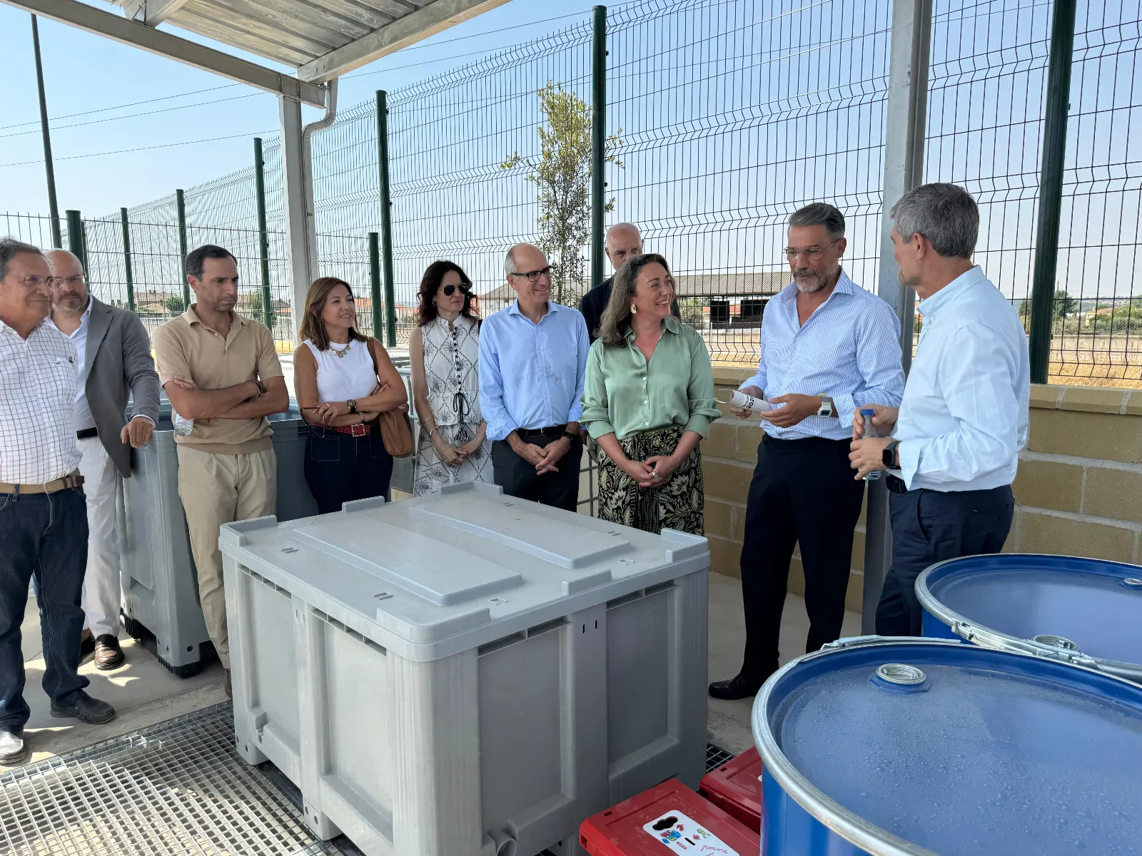 La consejera de Medio Ambiente y Energía, María González Corral, ha inaugurado este viernes el nuevo punto limpio de Villamayor