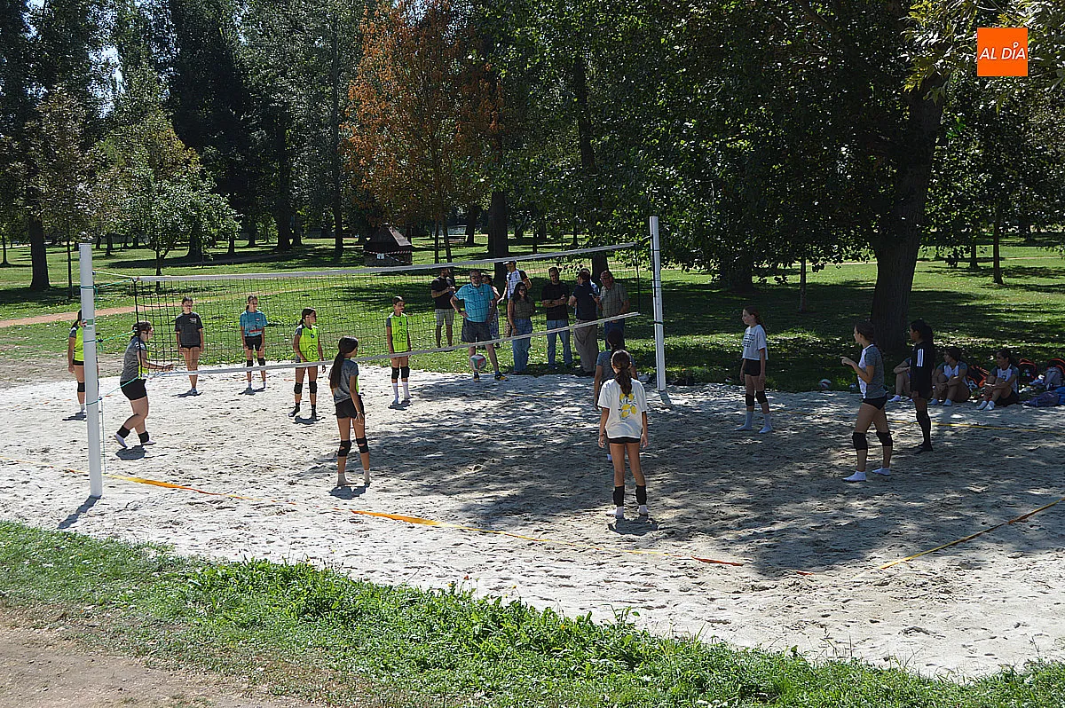 Foto 2 - La renovada pista de voleibol del r&iacute;o ya est&aacute; disponible para su uso