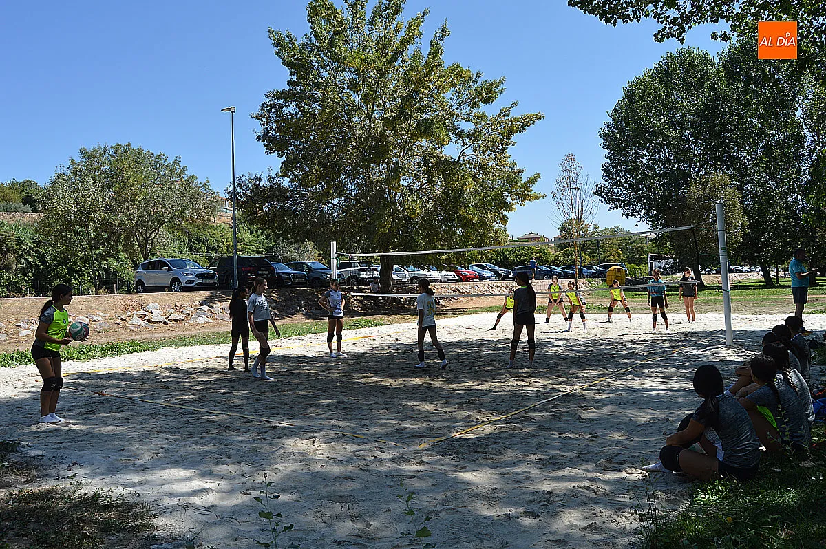 Foto 3 - La renovada pista de voleibol del r&iacute;o ya est&aacute; disponible para su uso