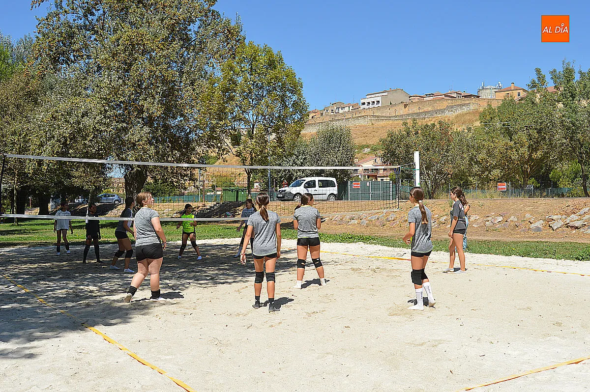 Foto 4 - La renovada pista de voleibol del r&iacute;o ya est&aacute; disponible para su uso
