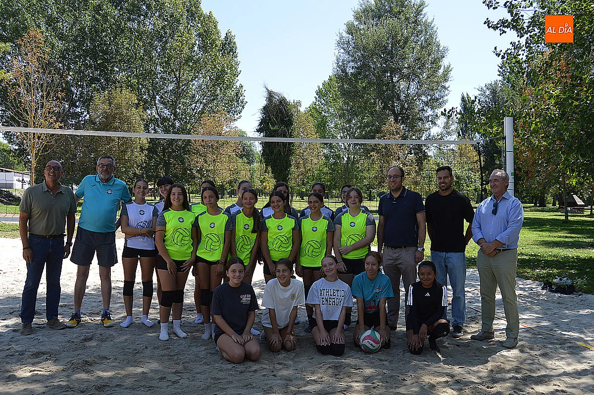 Foto 8 - La renovada pista de voleibol del r&iacute;o ya est&aacute; disponible para su uso