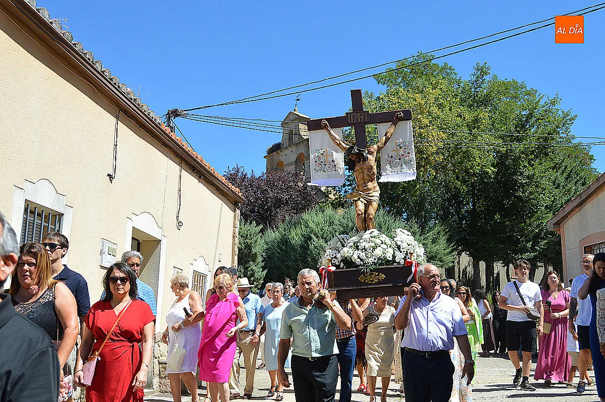 Foto 11 - El Cristo del Buen Suceso vuelve a recorrer las calles de Agallas en una concurrida procesi&oacute;n