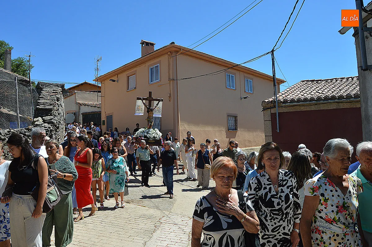 Foto 12 - El Cristo del Buen Suceso vuelve a recorrer las calles de Agallas en una concurrida procesi&oacute;n