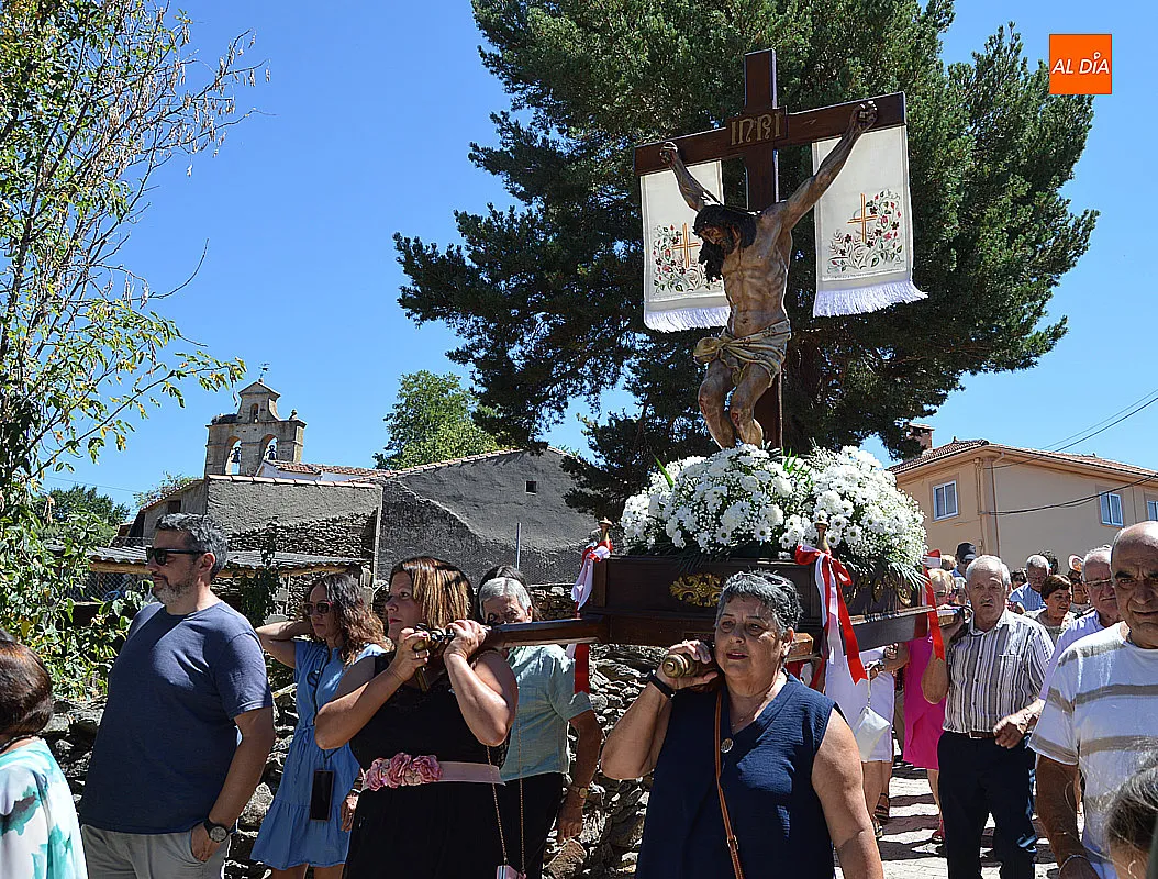 Foto 16 - El Cristo del Buen Suceso vuelve a recorrer las calles de Agallas en una concurrida procesi&oacute;n