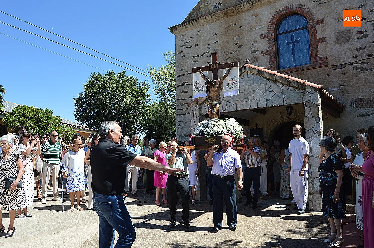 Foto 2 - El Cristo del Buen Suceso vuelve a recorrer las calles de Agallas en una concurrida procesi&oacute;n