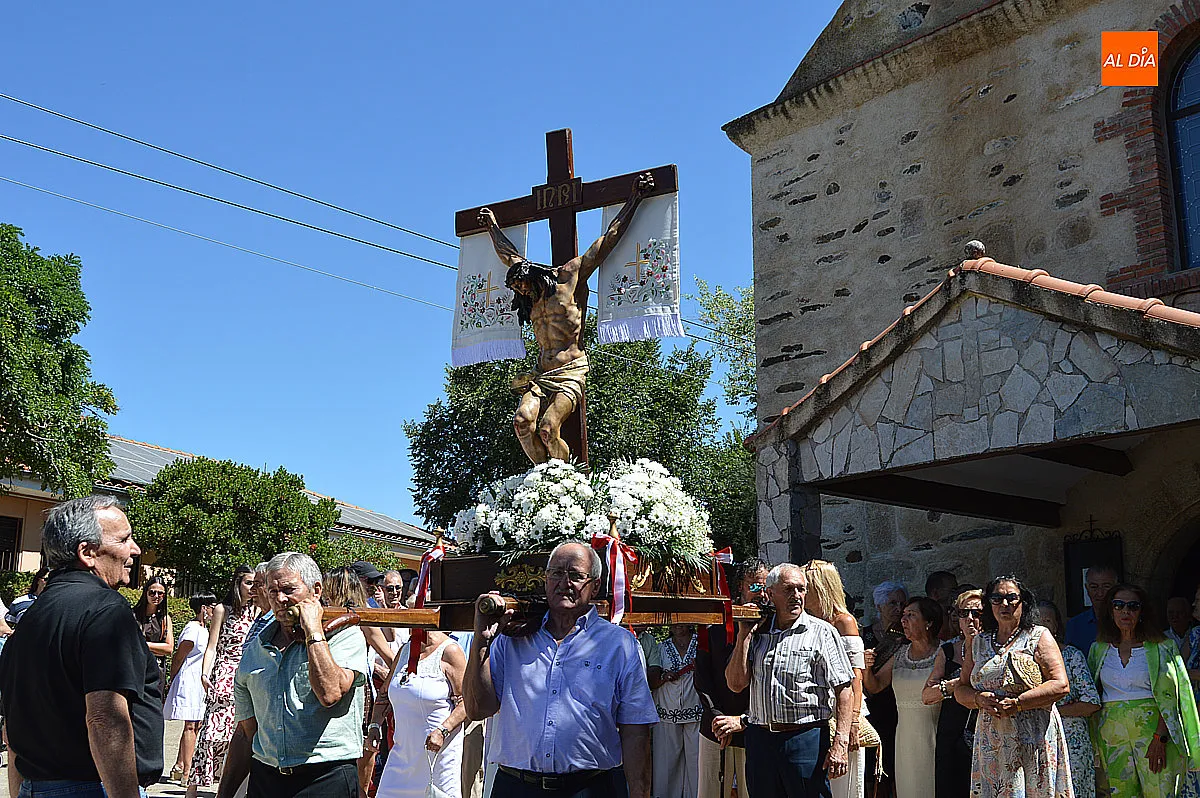 Foto 3 - El Cristo del Buen Suceso vuelve a recorrer las calles de Agallas en una concurrida procesi&oacute;n